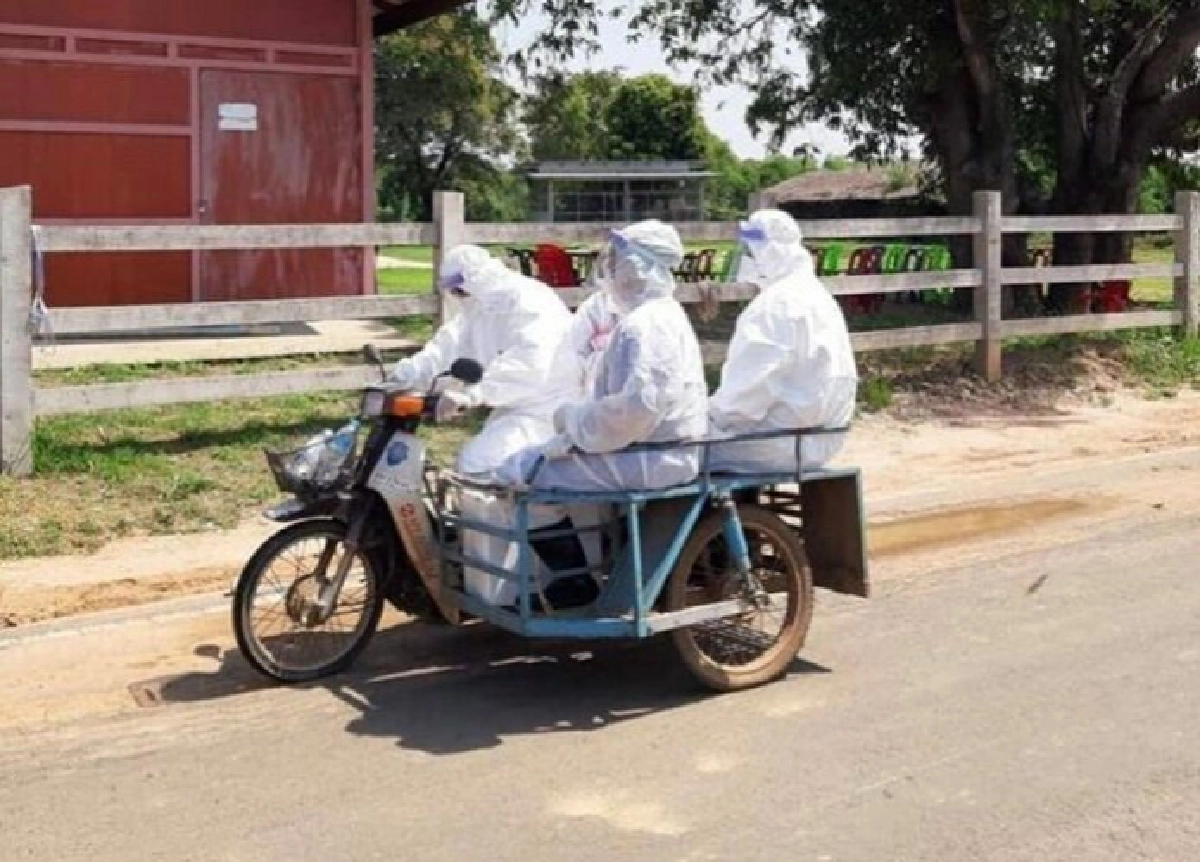 สุดยอดนักรบชุดขาว สวมชุด PPE บิดซาเล้งช่วยผู้ป่วยโควิด ลั่นเกือบเทกระจาด