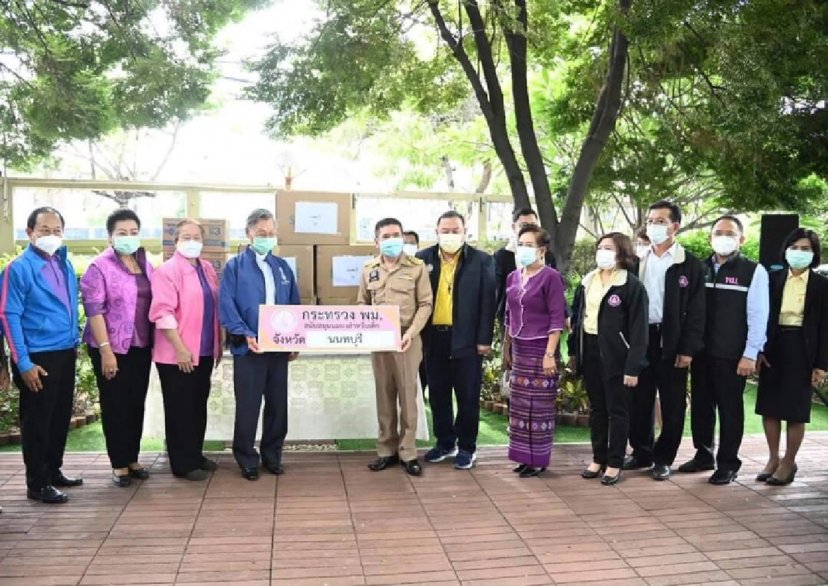 "ชวน" ผนึก "รมว.จุติ" ลุยแจกหน้ากากอนามัย ภาคกลาง-ตะวันออก