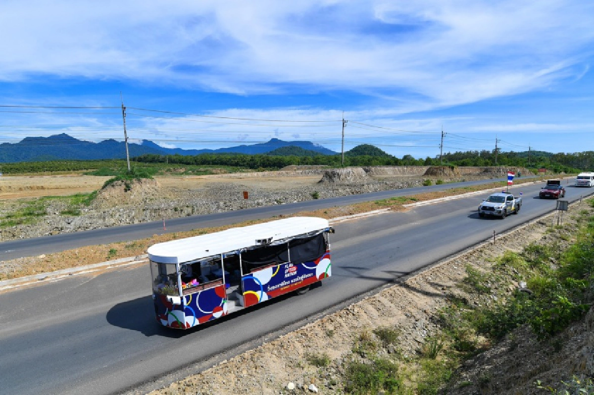 วิ่งธงชาติไทยวันที่ 55 ปรับแผนใช้รถเคลื่อนขบวนป้องโควิด 