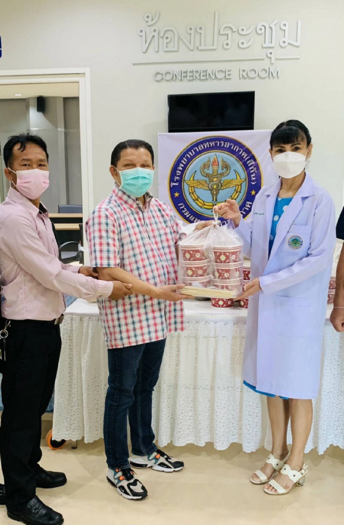 ชมรมวีรบุรุษแชมป์โลกไทย  ส่งมอบอาหาร-น้ำดื่มรพ.สนามสีกัน