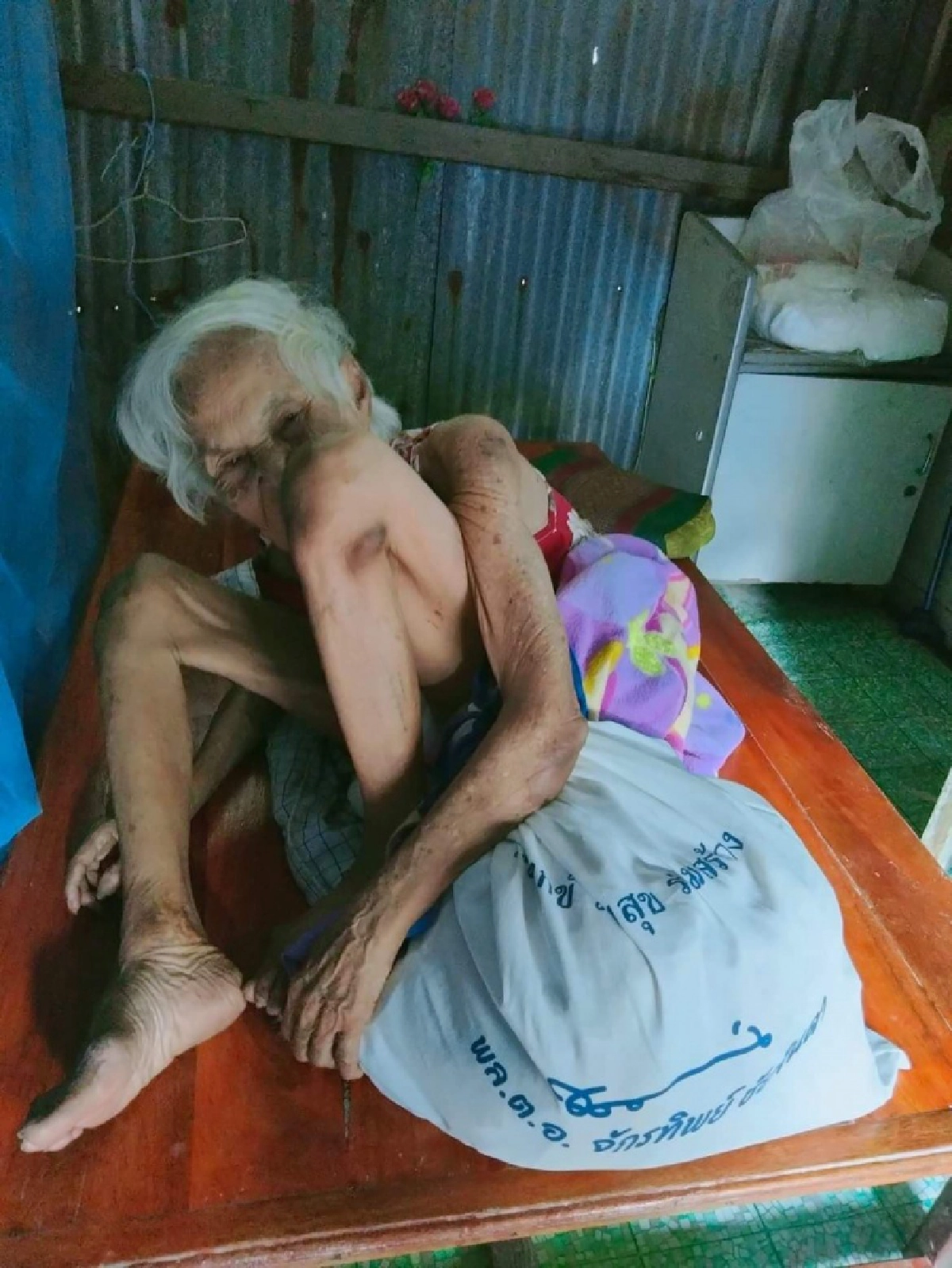 "พล.ต.อ.จักรทิพย์"ส่งตัวแทนมอบถุงยังชีพให้กับชมรมศิษย์เก่าโรงเรียนวัดราชโอรส