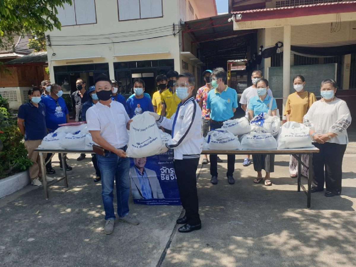 "พล.ต.อ.จักรทิพย์"ส่งตัวแทนมอบถุงยังชีพให้กับชมรมศิษย์เก่าโรงเรียนวัดราชโอรส