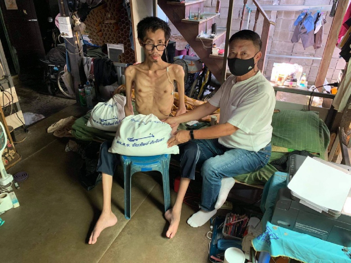 "พล.ต.อ.จักรทิพย์"ส่งตัวแทนมอบถุงยังชีพให้กับชมรมศิษย์เก่าโรงเรียนวัดราชโอรส