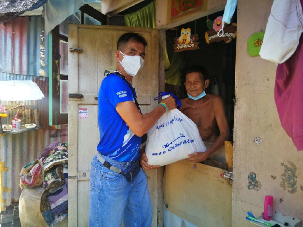 "พล.ต.อ.จักรทิพย์"ส่งตัวแทนมอบถุงยังชีพให้กับชมรมศิษย์เก่าโรงเรียนวัดราชโอรส