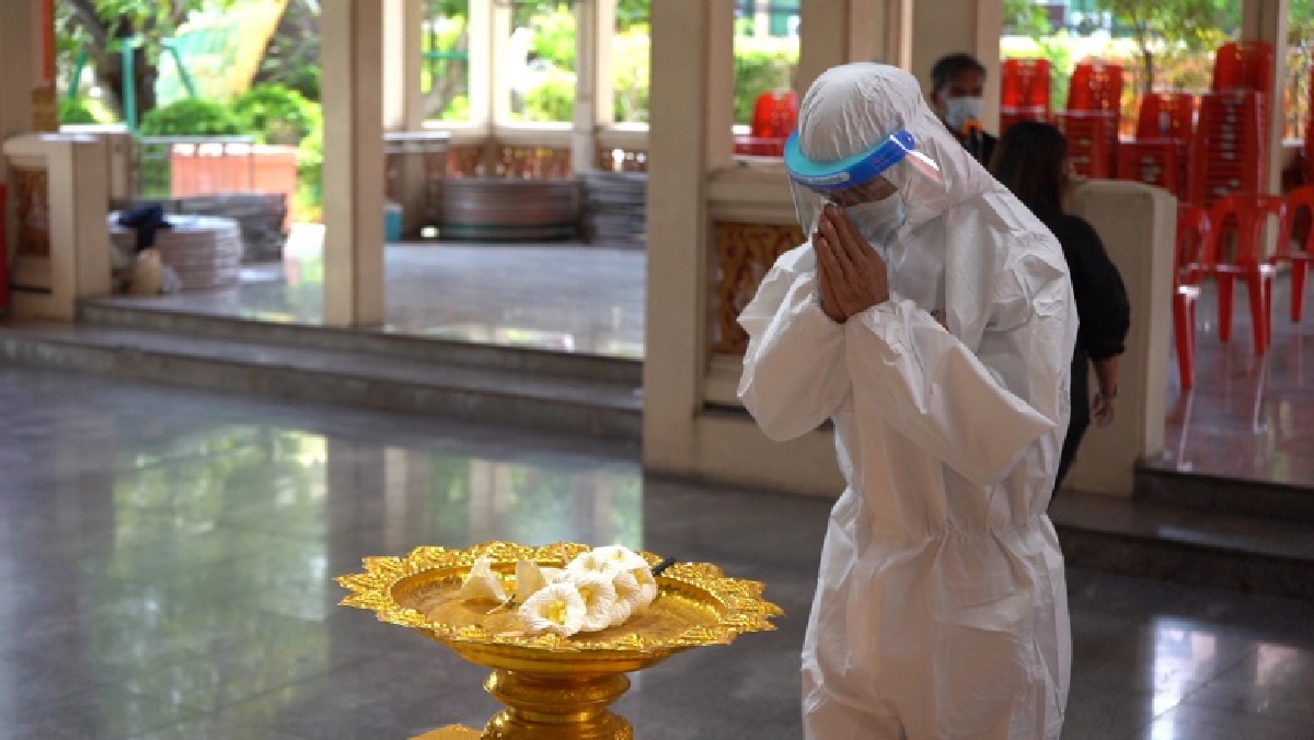 ดราม่าหน้าเมรุ เผาสาวก่อสร้าง ติดโควิด-19 หลวงพี่น้ำฝน ระดมเจ้าหน้าที่วัดไผ่ล้อมช่วยเผา โดดเดี่ยว (มีคลิป)
