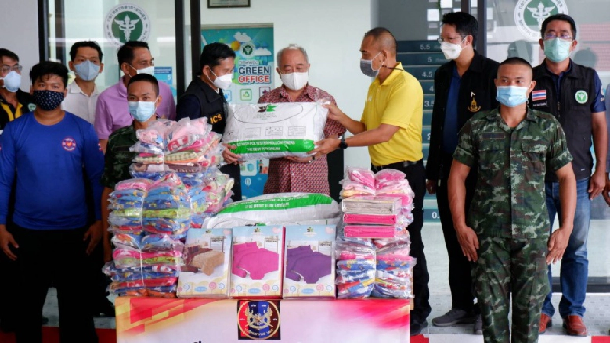 เตรียมทหาร รุ่น 25 'ธรรมนัส' ส่งมอบ หมอน ผ้าปู ผ้าห่ม อุปกรณ์ประจำเตียง ให้โรงพยาบาลสนามเพชรบุรี เป็นกำลังใจให้ผู้ติดเชื้อโควิด 19