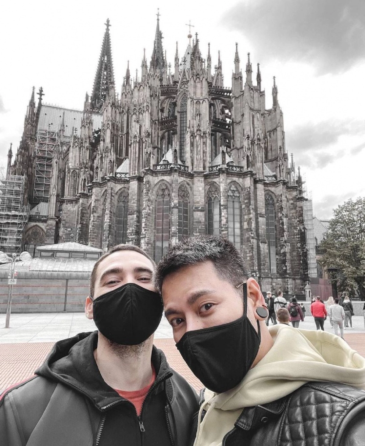 ชาวเน็ตสงสัย "อ๊อฟ ปองศักดิ์" บินลัดฟ้าตามแฟนต่างชาติเพื่อจดทะเบียนสมรส
