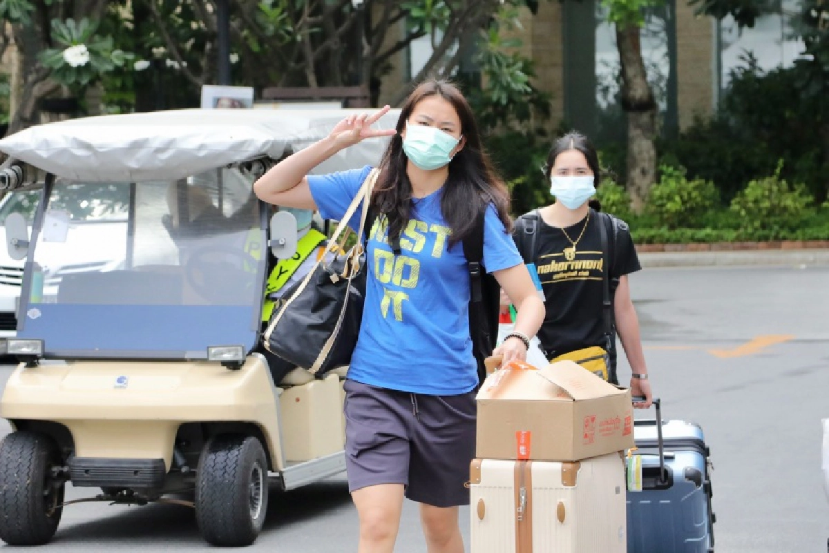 ตบสาวไทยชุดติดโควิดได้เฮแพทย์ให้ออกจากรพ.กักตัวที่บ้าน14 วัน 