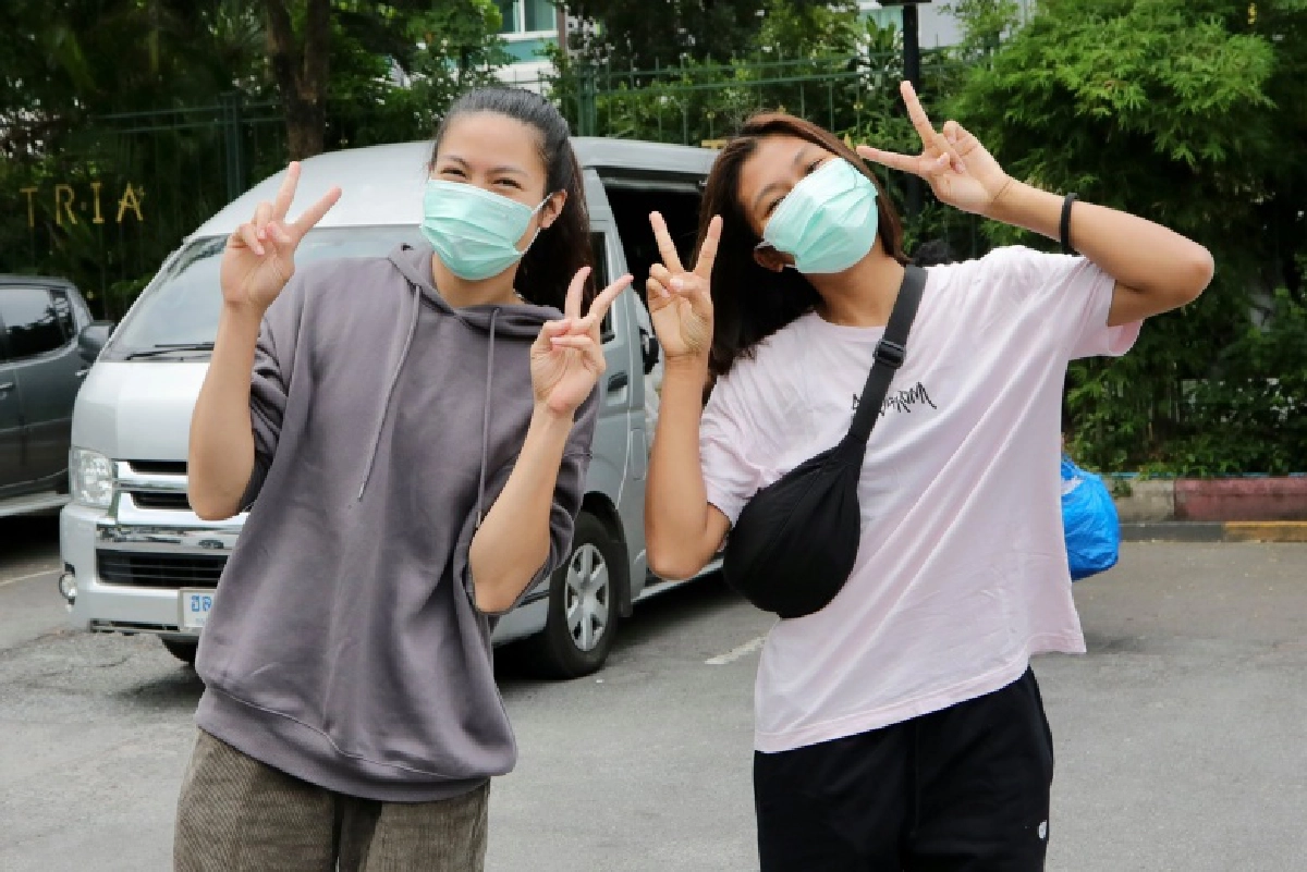 ตบสาวไทยชุดติดโควิดได้เฮแพทย์ให้ออกจากรพ.กักตัวที่บ้าน14 วัน 