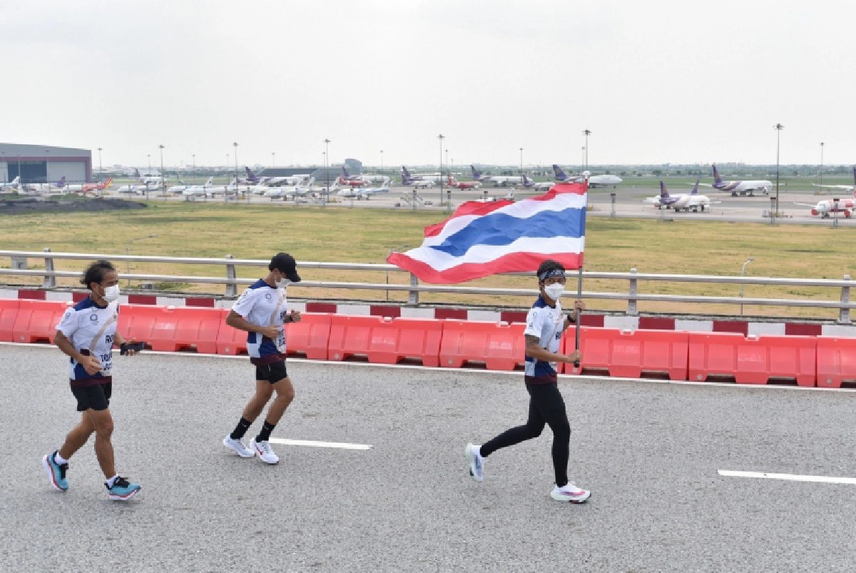  ตูน   บอดี้สแลม  ไม้สุดท้ายวิ่งธงชาติไทยจบสนามบินสุวรรณภูมิ