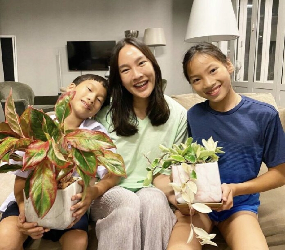  "ตุ๊ก ชนกวนันท์" เลี้ยงลูกไม่ให้ใช้มือถือ ไม่ให้ดูทีวี โดนแซะ เวอร์ไป