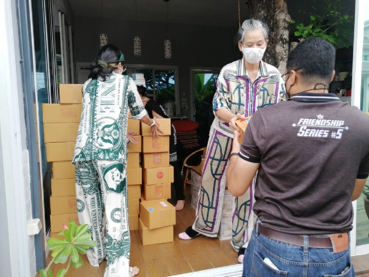 'เก้า จิรายุ'  พร้อมครอบครัว ส่งกล่องปันอิ่มปันสุข ให้ผู้เดือดร้อนจากโควิด 