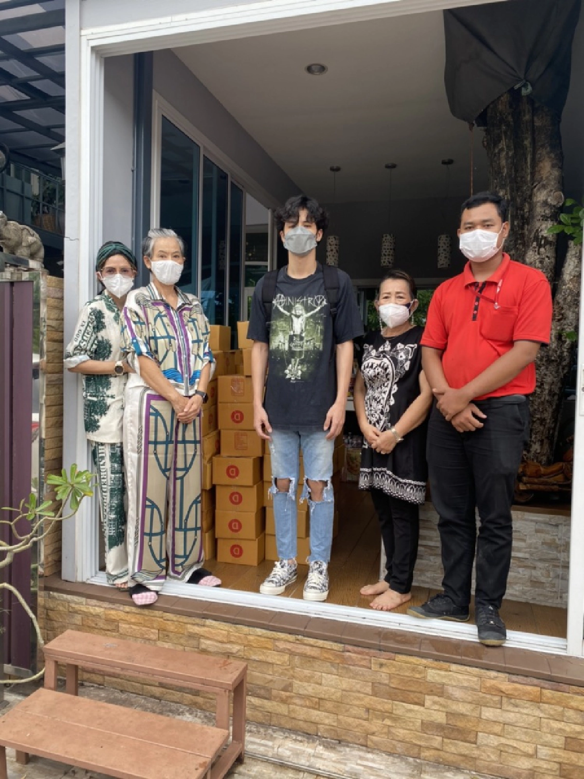 'เก้า จิรายุ'  พร้อมครอบครัว ส่งกล่องปันอิ่มปันสุข ให้ผู้เดือดร้อนจากโควิด 