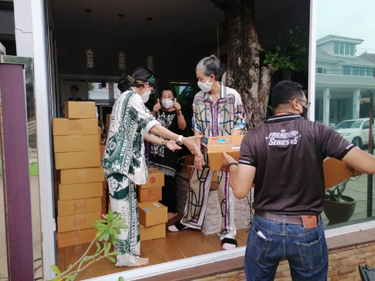 'เก้า จิรายุ'  พร้อมครอบครัว ส่งกล่องปันอิ่มปันสุข ให้ผู้เดือดร้อนจากโควิด 