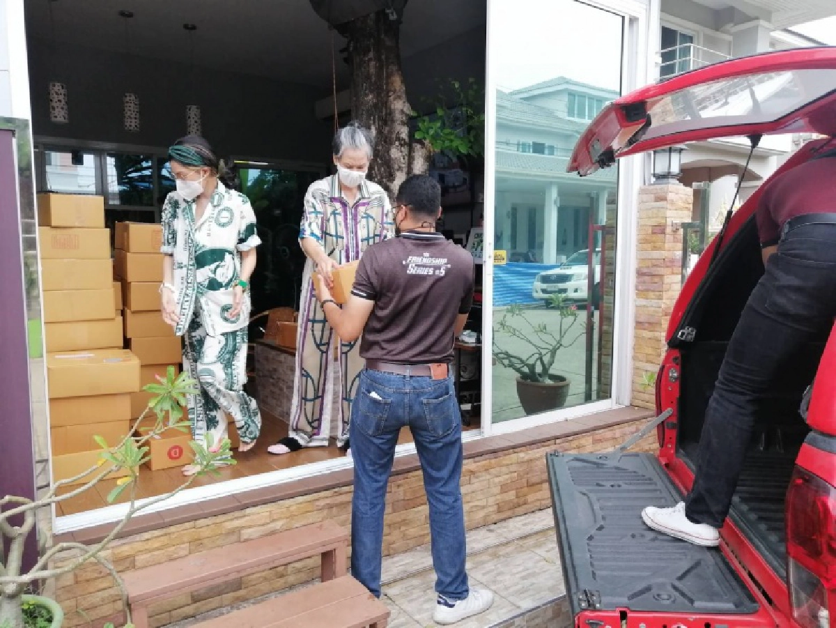 'เก้า จิรายุ'  พร้อมครอบครัว ส่งกล่องปันอิ่มปันสุข ให้ผู้เดือดร้อนจากโควิด 