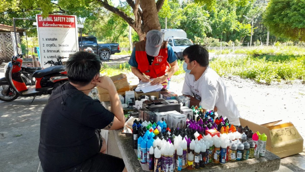 ตำรวจสืบสวนภาค2ผนึกกำลังสภ.หนองขาม รวบพ่อค้าบุหรี่ไฟฟ้ารายใหญ่ในพื้นที่ศรีราชา(มีคลิป)