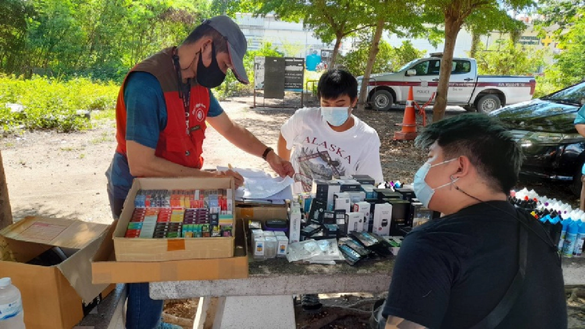 ตำรวจสืบสวนภาค2ผนึกกำลังสภ.หนองขาม รวบพ่อค้าบุหรี่ไฟฟ้ารายใหญ่ในพื้นที่ศรีราชา(มีคลิป)