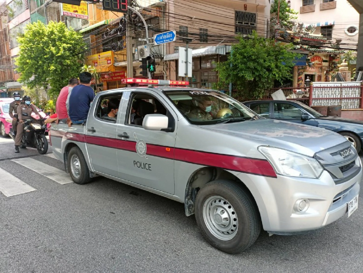 ด่วน..บ่อนโผล่กลางกรุง สายตรวจปทุมวันบุกทลายได้ไก่เป็นของกลาง (มีคลิป)