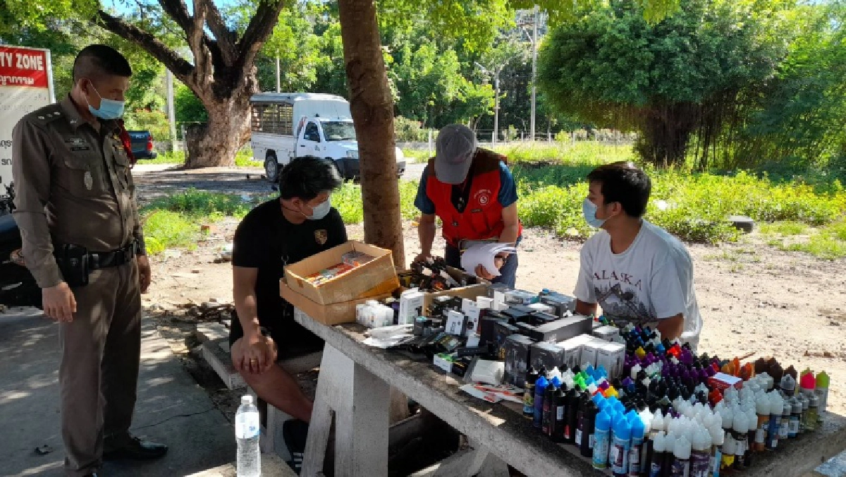 ตำรวจสืบสวนภาค2ผนึกกำลังสภ.หนองขาม รวบพ่อค้าบุหรี่ไฟฟ้ารายใหญ่ในพื้นที่ศรีราชา(มีคลิป)