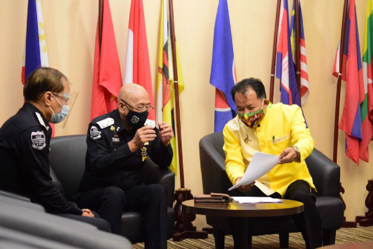 "ศรีสุวรรณ" บุก DSI ร้องสอบ 2 ส.ส.ก้าวไกลปั่นเฟกนิวส์