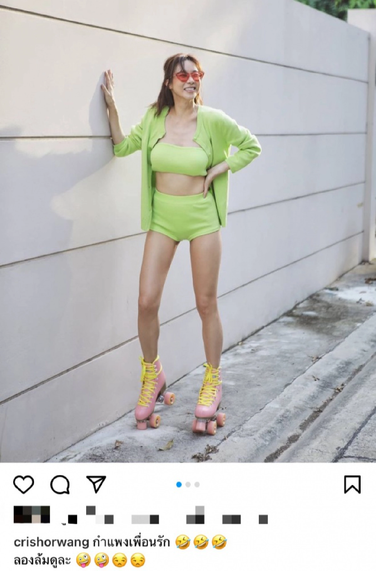 โอ้โหชุด "คริส หอวัง" ปังไม่ไหวโชว์เรียวขา ขาวจั๊วะโต้ลมเล่นโรลเลอร์สเก็ต 