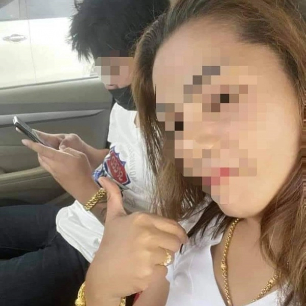 'พ่อ-แม่' เคลียร์ดราม่า ใช้ลูกสาวร้องเพลงเปิดหมวก แต่โพสต์ชีวิตหรูอวดรวย 