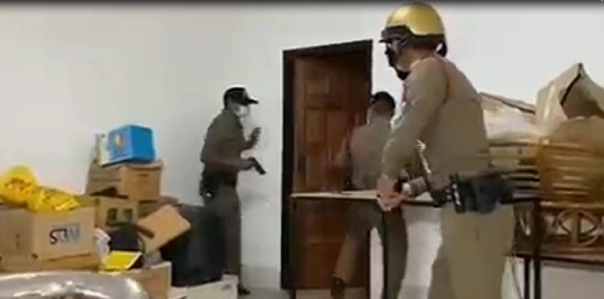 เปิดคลิป..บุกจับชายแปลกหน้าเข้าไปอยู่ในห้องนอนชาวบ้านกลางดึก อ้างเข้ามาพักผ่อน