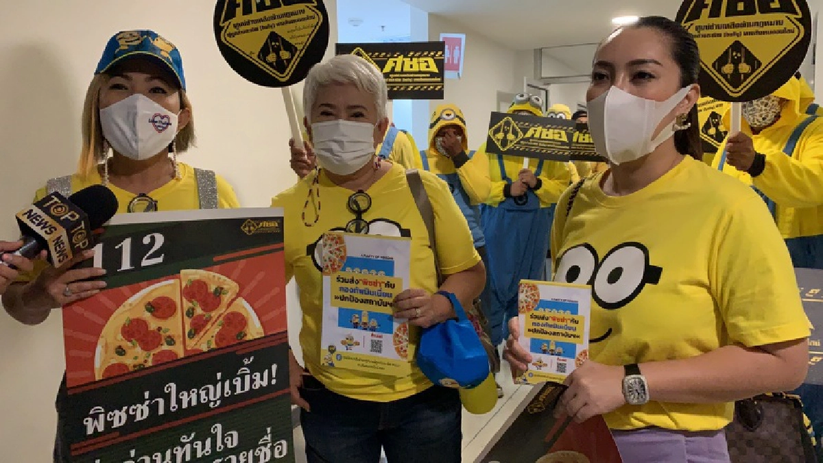 'เพจเชียร์ลุง' และ 'ศชอ.'นำหลักฐานคนคอมเม้นท์หมิ่นสถาบันฯ ในเฟซบุ๊ก สมศักดิ์ เจียมฯ แจ้งความ ปอท.