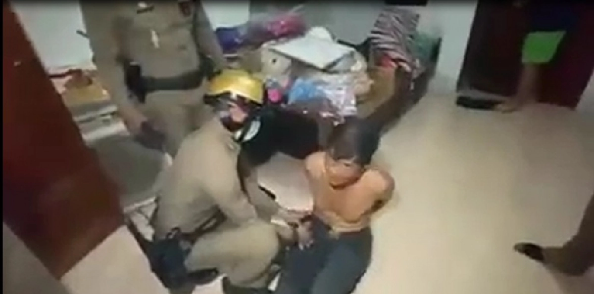 เปิดคลิป..บุกจับชายแปลกหน้าเข้าไปอยู่ในห้องนอนชาวบ้านกลางดึก อ้างเข้ามาพักผ่อน