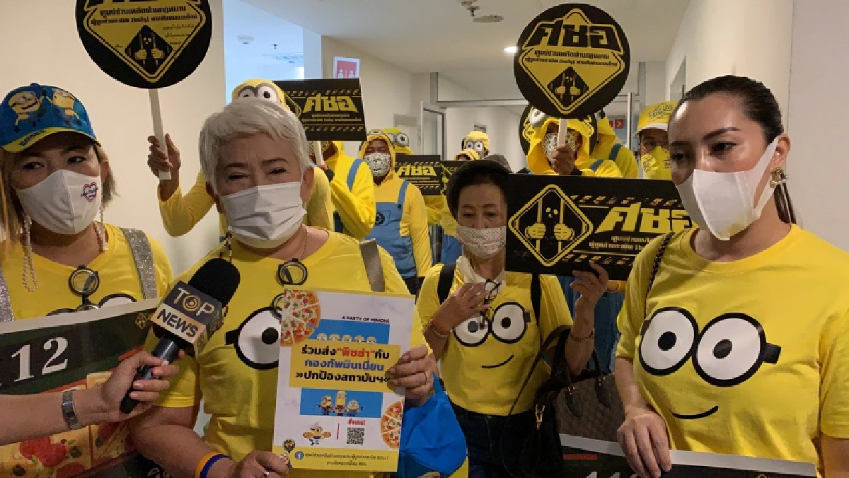 'เพจเชียร์ลุง' และ 'ศชอ.'นำหลักฐานคนคอมเม้นท์หมิ่นสถาบันฯ ในเฟซบุ๊ก สมศักดิ์ เจียมฯ แจ้งความ ปอท.