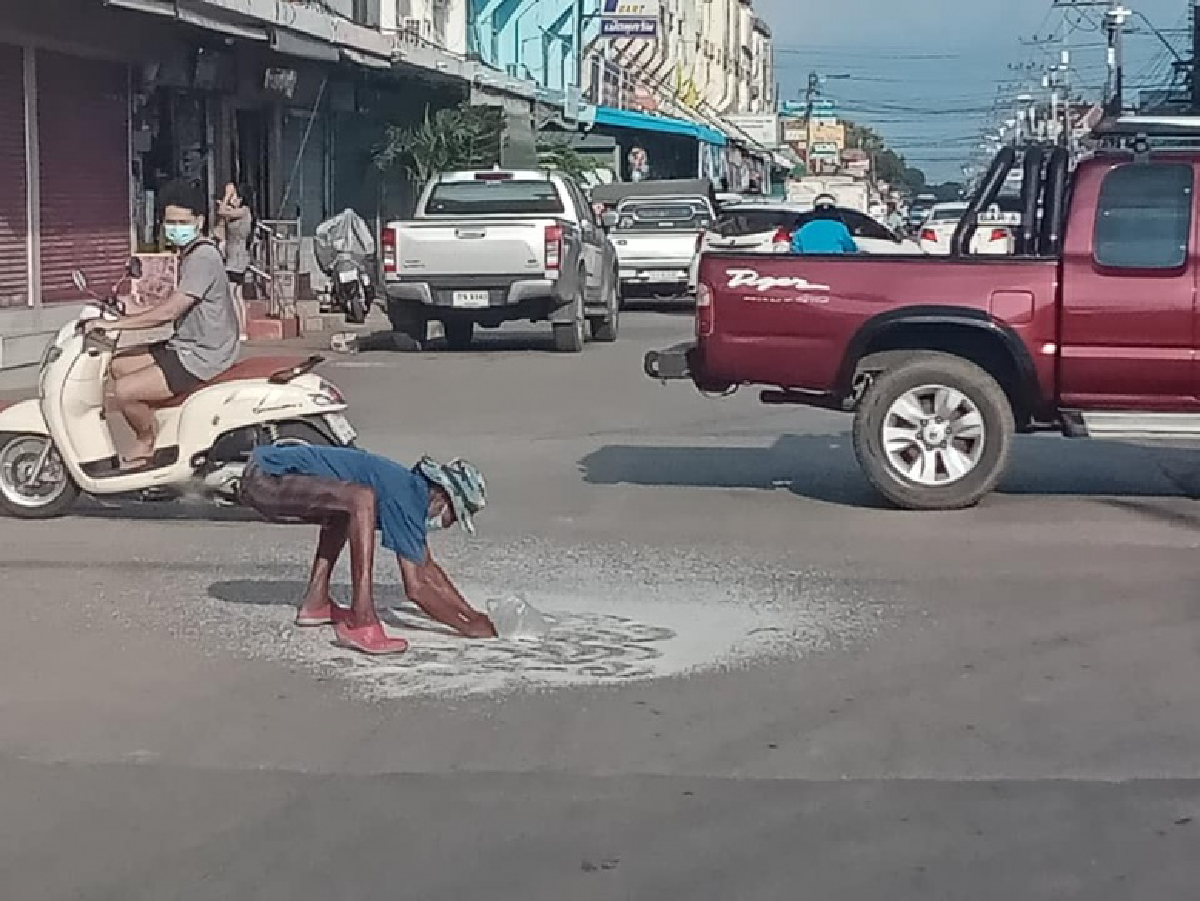ภาพจุกอก ลุงเก็บข้าวสารกลางสี่แยก สาวให้เงินไปซื้อใหม่แต่ได้ฟังคำตอบแล้วยิ่งสงสารจับใจ