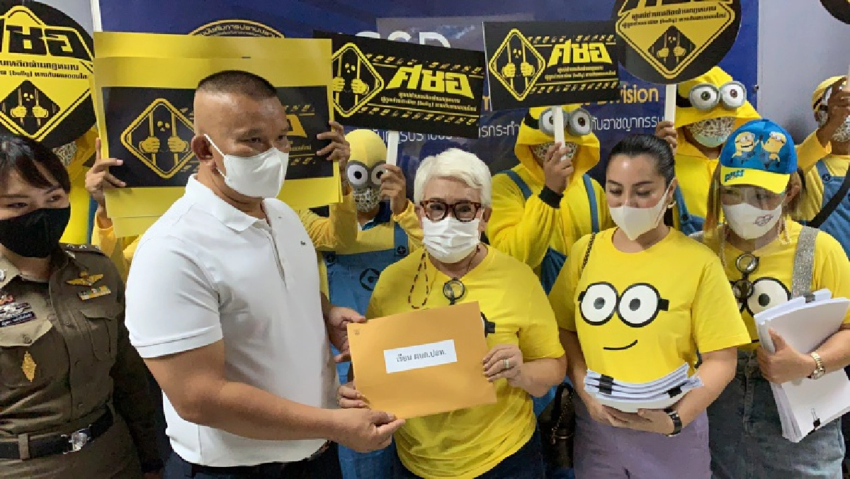 'เพจเชียร์ลุง' และ 'ศชอ.'นำหลักฐานคนคอมเม้นท์หมิ่นสถาบันฯ ในเฟซบุ๊ก สมศักดิ์ เจียมฯ แจ้งความ ปอท.