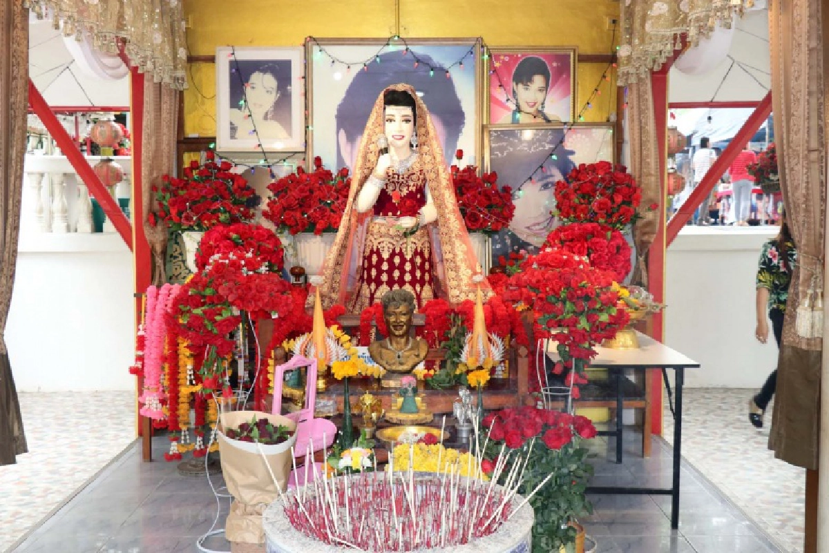 คอหวยเมืองสุพรรณฯ แห่ส่องเลขเด็ดอายุ 60 ปี ครบรอบแซยิด"พุ่มพวง ดวงจันทร์"