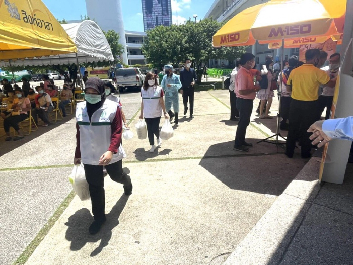 ดีเดย์.. ชาวชุมชนตลาดห้วยขวาง รับวัคซีน โควิด-19 วันแรก 