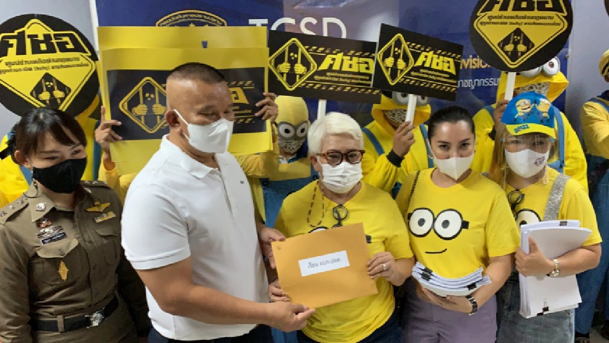 'เพจเชียร์ลุง' และ 'ศชอ.'นำหลักฐานคนคอมเม้นท์หมิ่นสถาบันฯ ในเฟซบุ๊ก สมศักดิ์ เจียมฯ แจ้งความ ปอท.