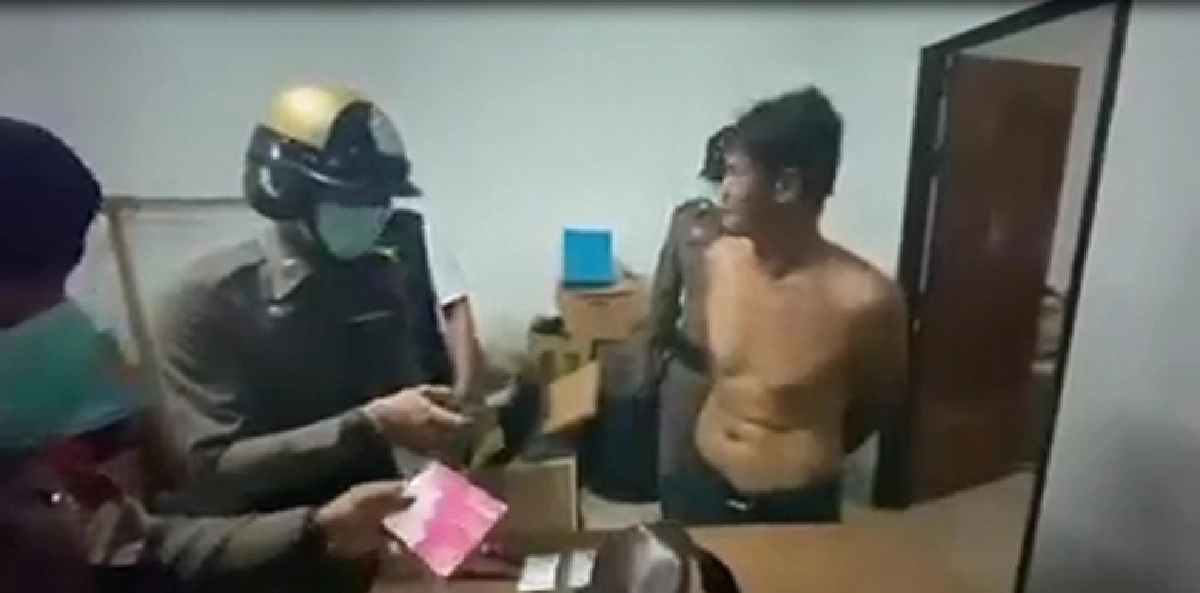 เปิดคลิป..บุกจับชายแปลกหน้าเข้าไปอยู่ในห้องนอนชาวบ้านกลางดึก อ้างเข้ามาพักผ่อน