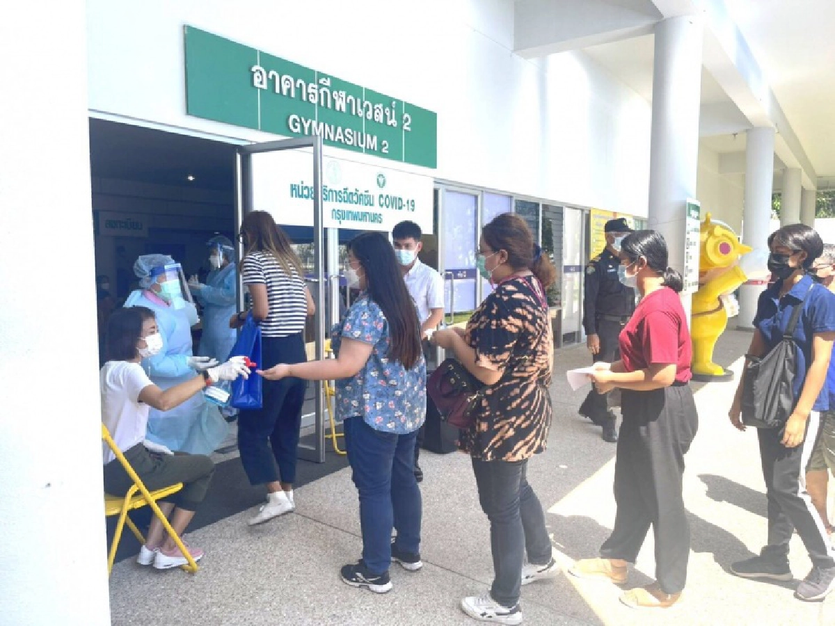 ดีเดย์.. ชาวชุมชนตลาดห้วยขวาง รับวัคซีน โควิด-19 วันแรก 