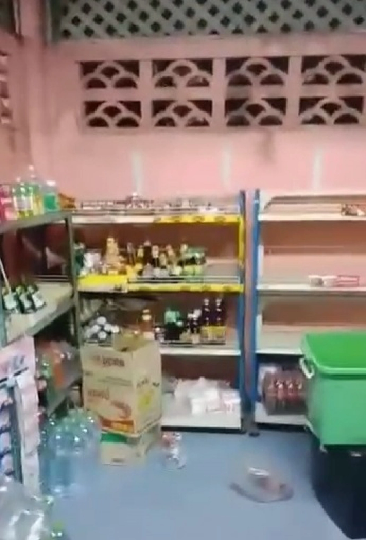 ตัวเงินตัวทองบุกร้านขายของชำกลางดึก เล่นเอาเจ้าของถึงกับผงะ พังข้าวของกระจายทั้งชั้น 