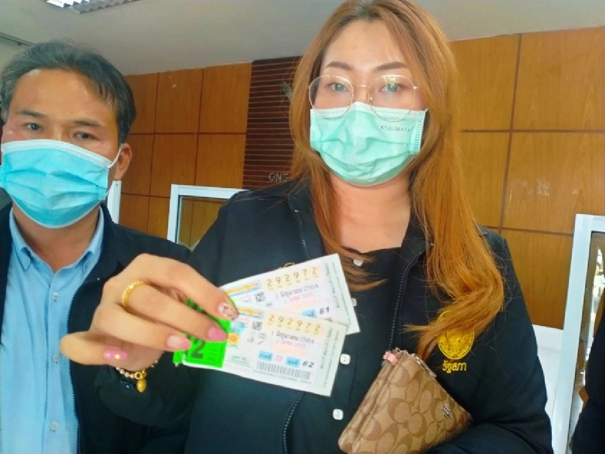 เชื่อปู่พญานาคให้โชค สาวซื้อลอตเตอรี่เหลือ 2 ใบสุดท้าย ดวงเฮงคว้ารางวัลที่ 1 รวย 12 ล.