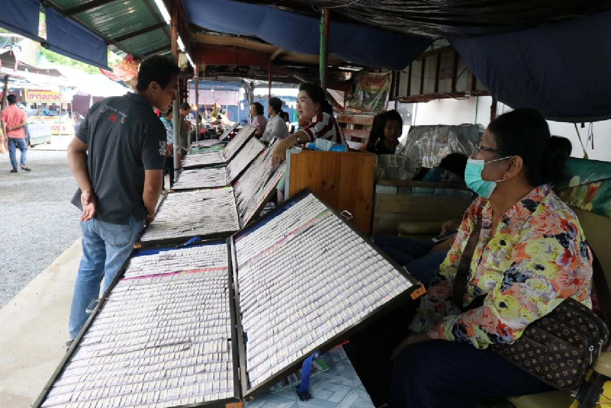 คอหวยเมืองสุพรรณฯ แห่ส่องเลขเด็ดอายุ 60 ปี ครบรอบแซยิด"พุ่มพวง ดวงจันทร์"
