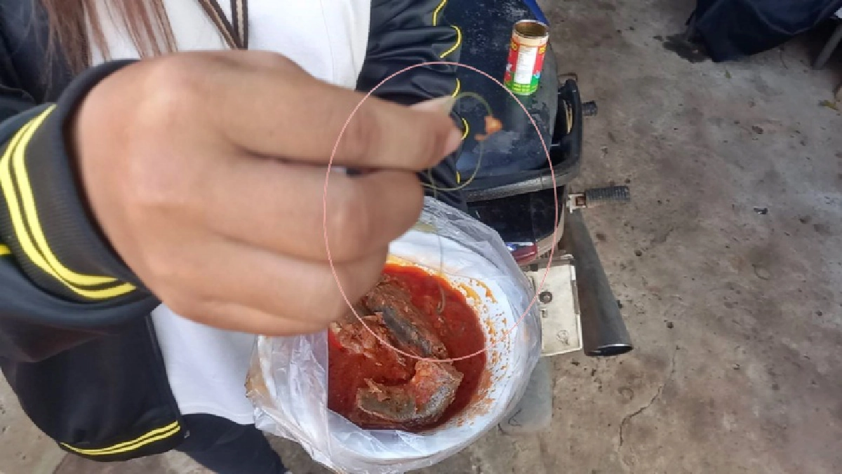 สาวผงะเปิดปลากระป๋องยี่ห้อดังหวังเป็นกับข้าวเย็นให้สามี ถึงกับต้องตกใจเทปลากระป๋องทิ้งทันที  