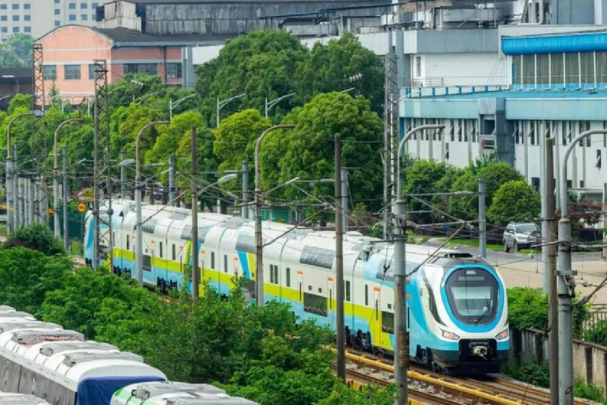 เผยโฉม "รถรางไฟฟ้า 2 ชั้น" ฝีมือจีน วิ่งฉิว 200 กม./ชม.
