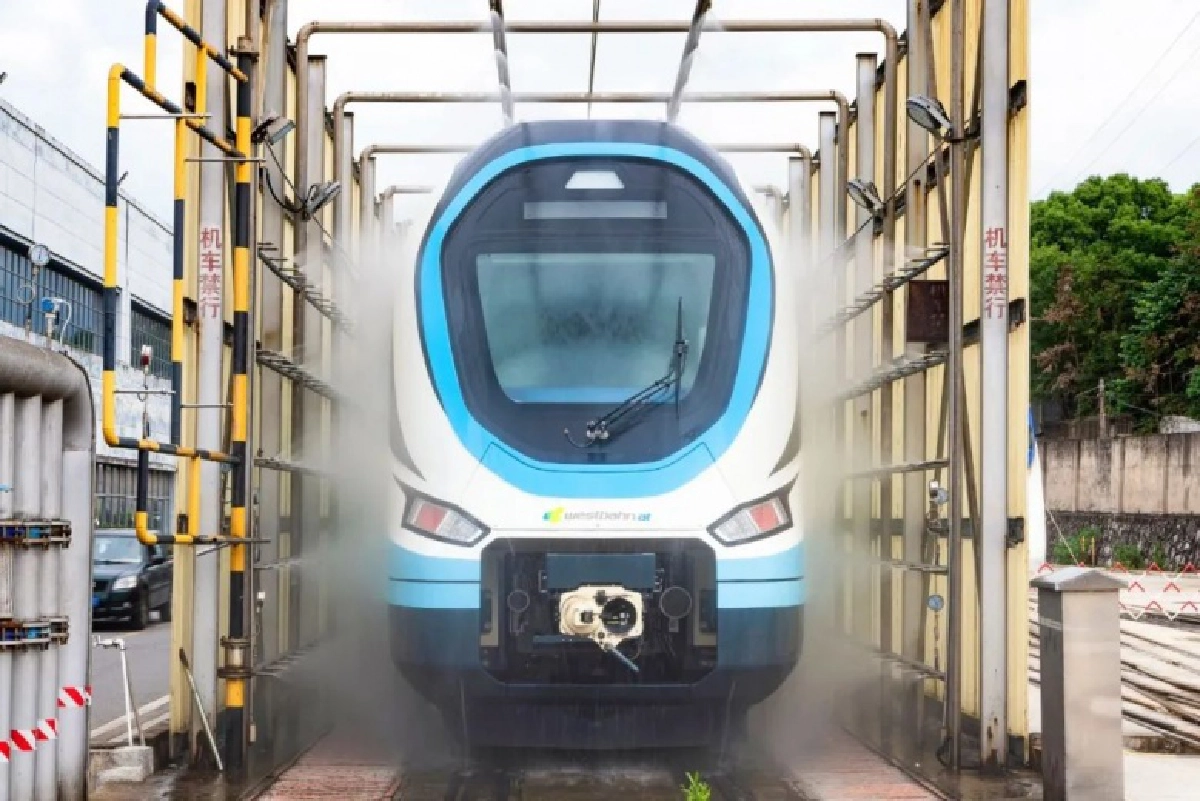 เผยโฉม "รถรางไฟฟ้า 2 ชั้น" ฝีมือจีน วิ่งฉิว 200 กม./ชม.