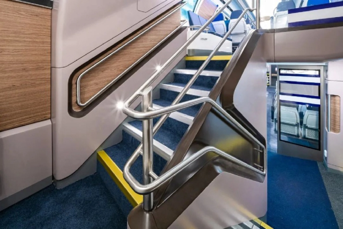 เผยโฉม "รถรางไฟฟ้า 2 ชั้น" ฝีมือจีน วิ่งฉิว 200 กม./ชม.