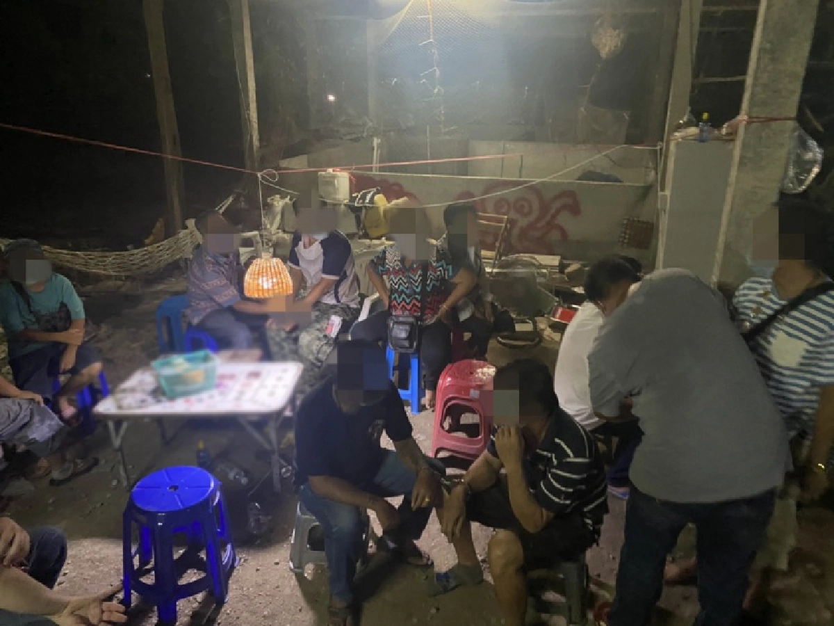 ตำรวจเชียงใหม่ บุกจับ 13 นักพนัน สุมหัวเล่นไฮโลไม่หวั่นโควิด-19 