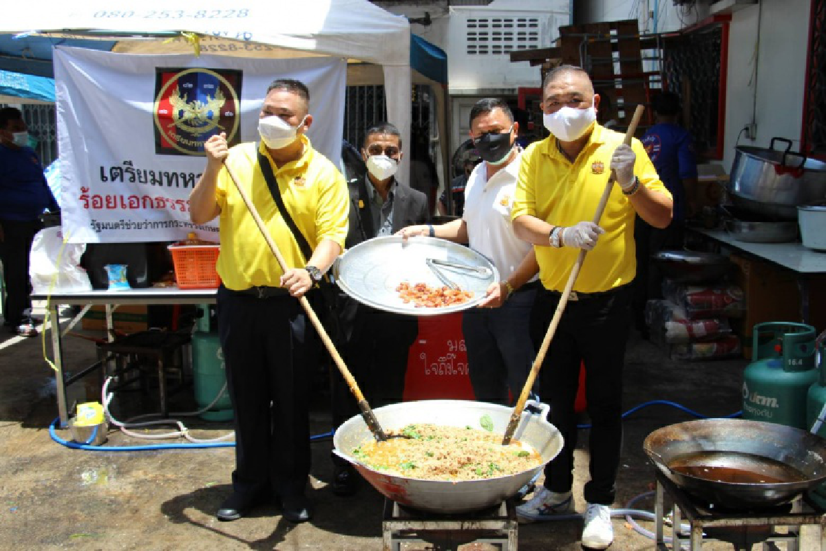 \"ธรรมนัส\" ห่วงใย แบ่งปันอาหาร 1,500 กล่องให้ ปชช.เพื่อบรรเทาความเดือดร้อนจากโควิด-19