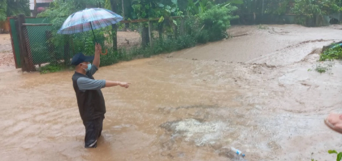 ฝนถล่ม-น้ำป่าทะลักเข้าท่วมหมู่บ้านพะเด๊ะ