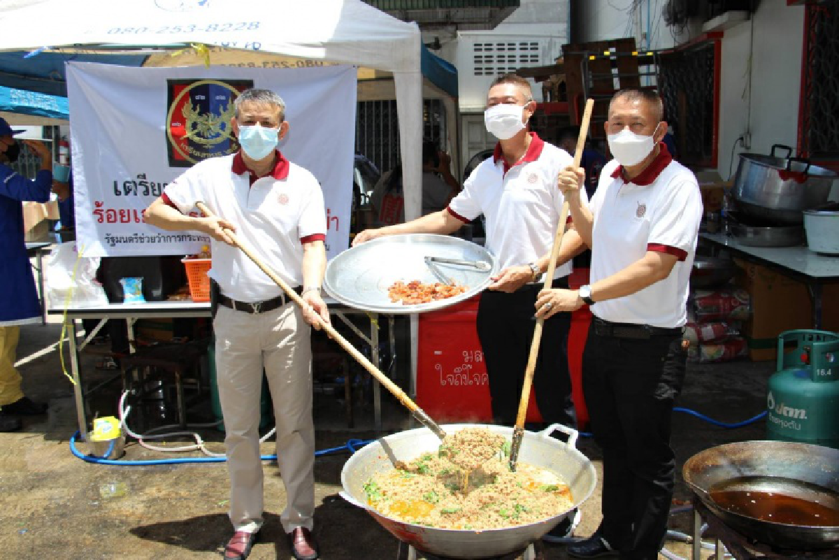 \"ธรรมนัส\" ห่วงใย แบ่งปันอาหาร 1,500 กล่องให้ ปชช.เพื่อบรรเทาความเดือดร้อนจากโควิด-19