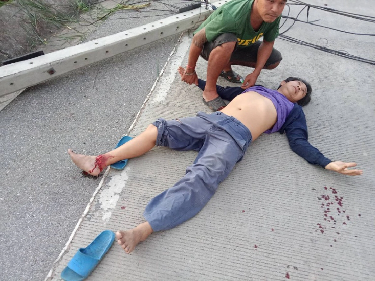 หนุ่มใหญ่ดวงซวย รถโม่ปูนเกี่ยวสายไฟดึงเสาไฟฟ้าล้มทับข้อเท้าหวิดขาด