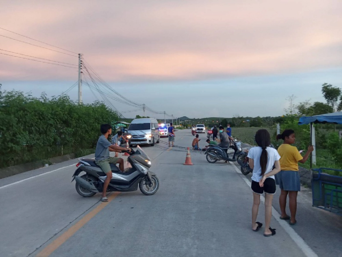 หนุ่มใหญ่ดวงซวย รถโม่ปูนเกี่ยวสายไฟดึงเสาไฟฟ้าล้มทับข้อเท้าหวิดขาด